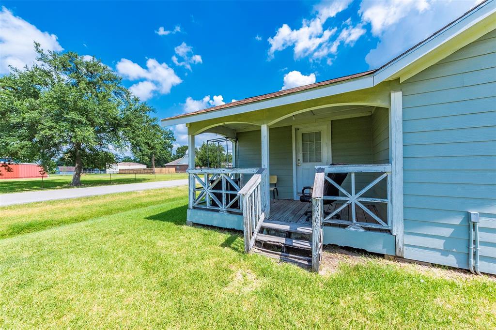 2411 Loch Lomond St, Highlands, TX 77562