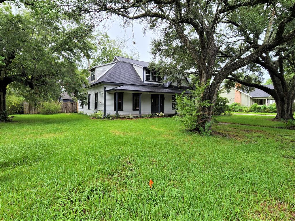 336 N Rock Island St, Angleton, TX 77515