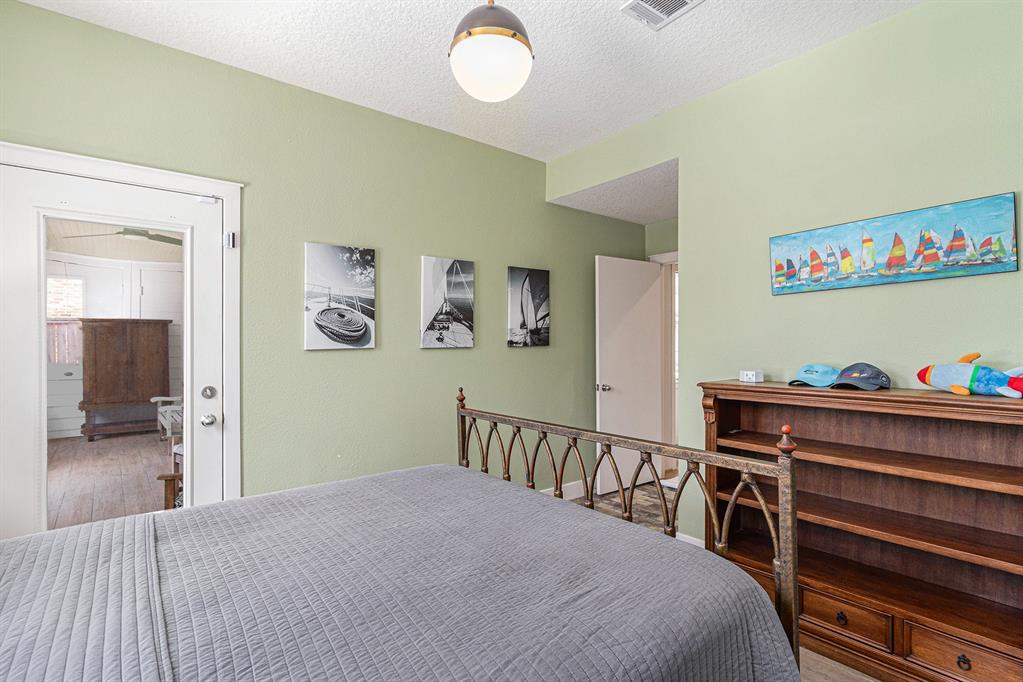 20 Mariners Ln, Kemah, TX 77565