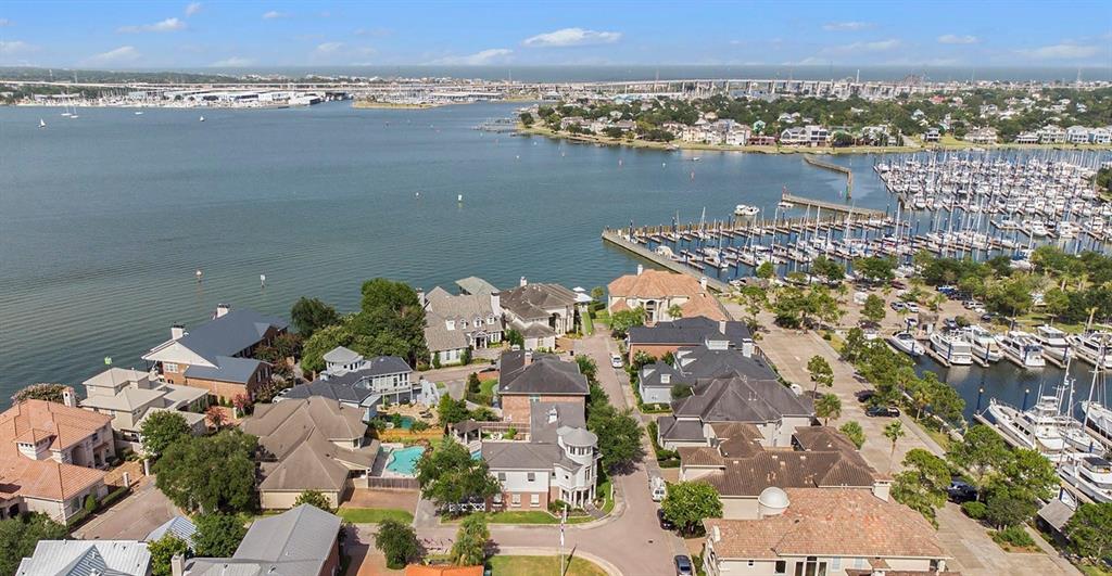 20 Mariners Ln, Kemah, TX 77565
