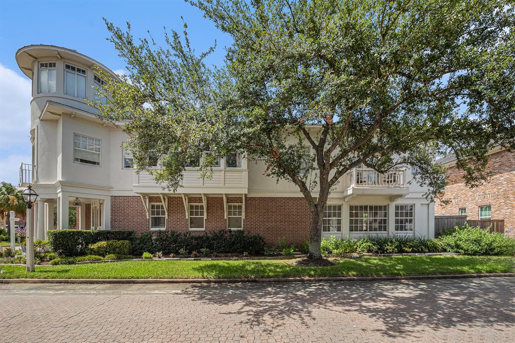 20 Mariners Ln, Kemah, TX 77565