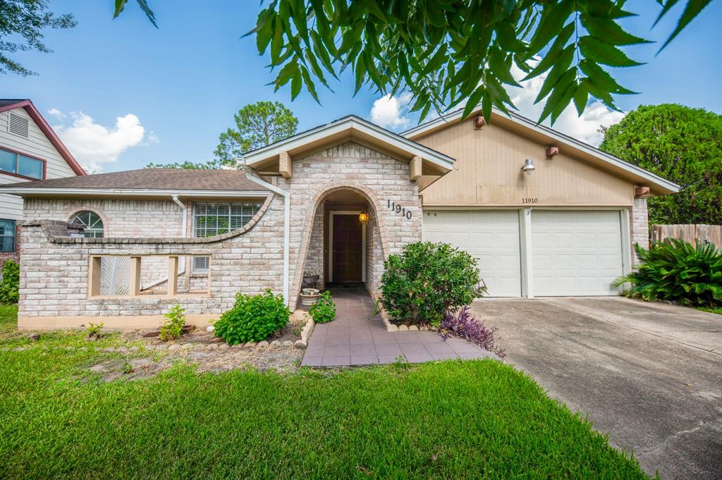 11910 Meadowtrail Ln, Meadows Place, TX 77477