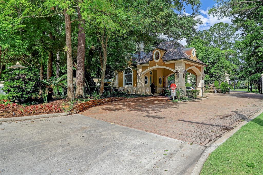 21 Kings Lake Estates Blvd, Kingwood, TX 77346