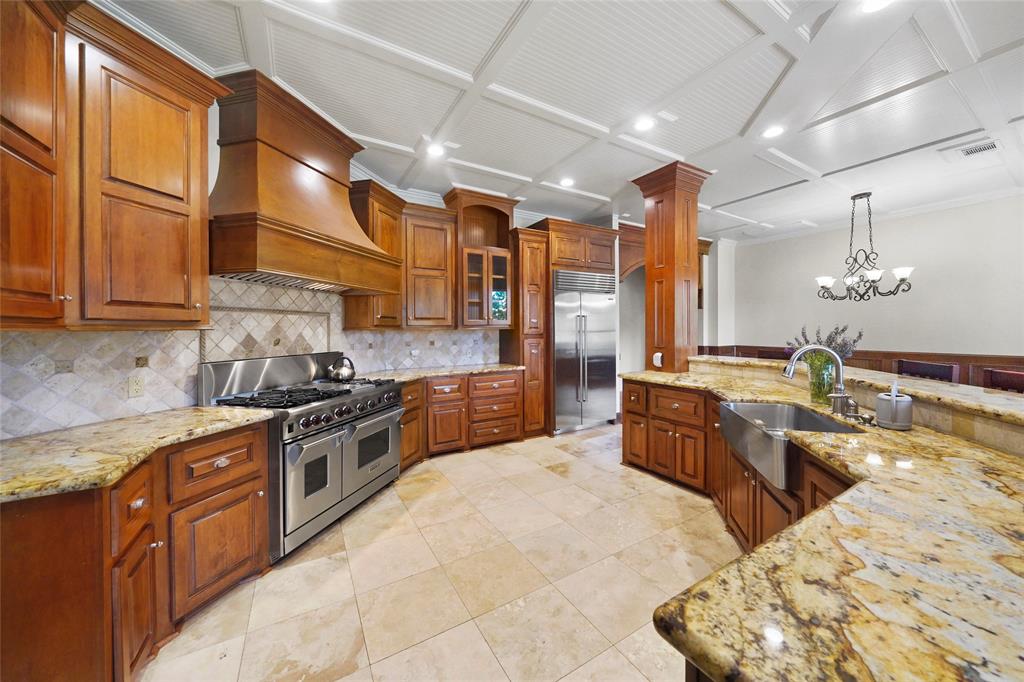 21 Kings Lake Estates Blvd, Kingwood, TX 77346