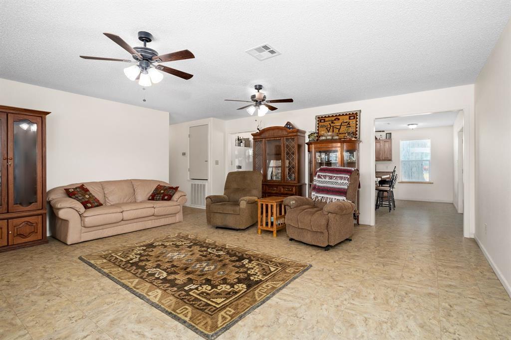 1601 Babylon Ln, Schulenburg, TX 78956