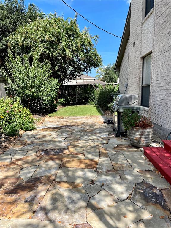 5552 Huisache St, Bellaire, TX 77401