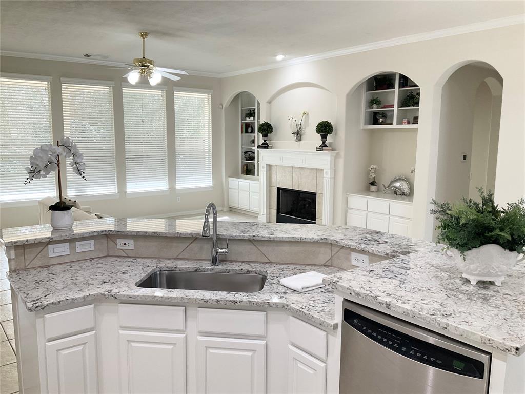 38 W Windsor Hills Cir, Conroe, TX 77384