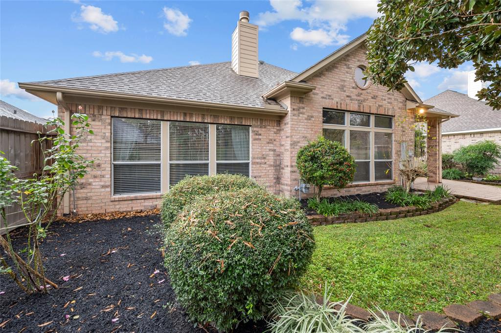 10 Carriage House Way, Conroe, TX 77384