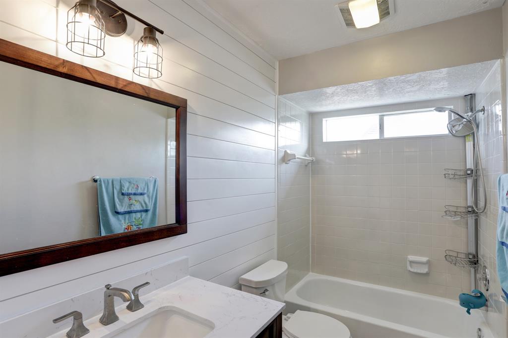 1611 Falcon Ridge Blvd, Friendswood, TX 77546