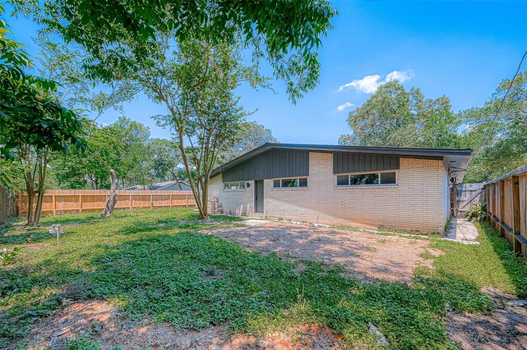 310 Willow Vista Dr, El Lago, TX 77586