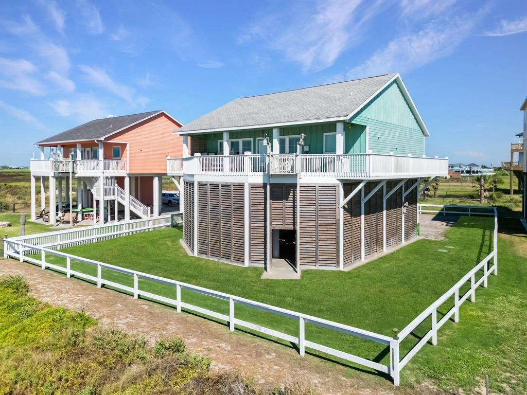 810 S Monkhouse Dr, Crystal Beach, TX 77650