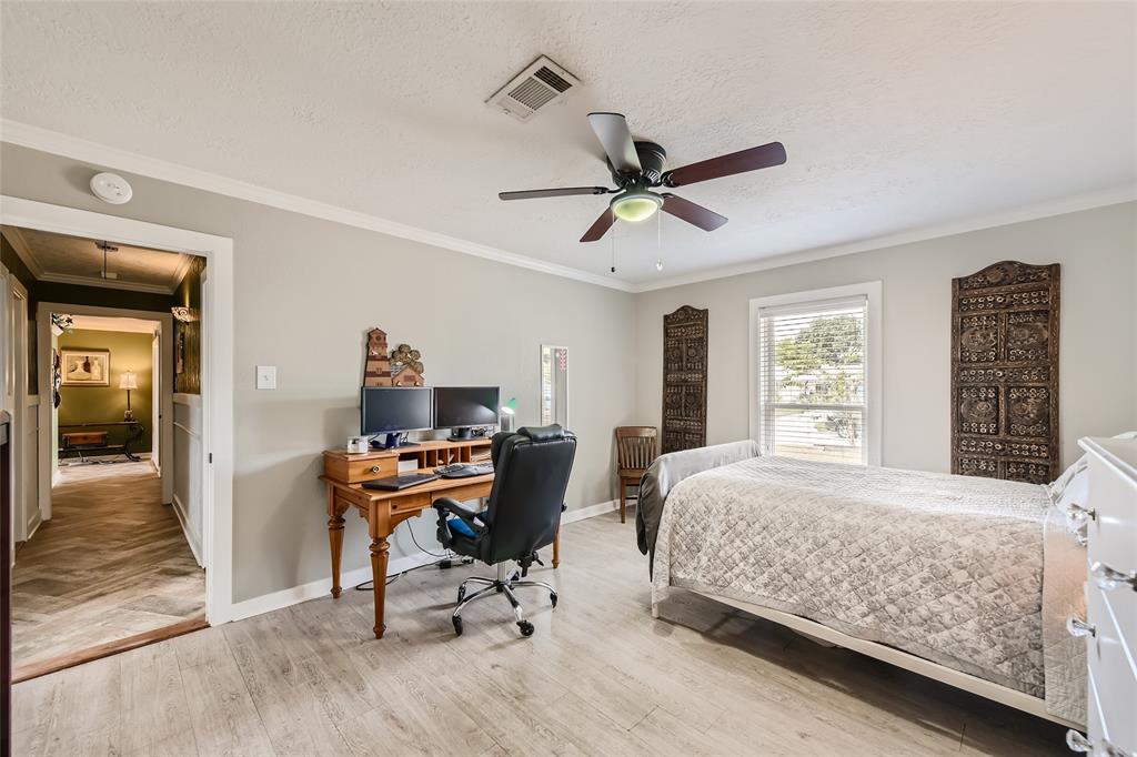 4910 Live Oak Dr, Dickinson, TX 77539