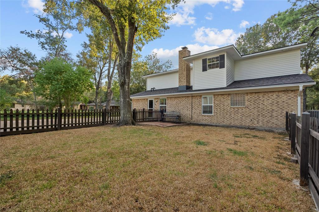 12421 Pine Oak Dr, Dickinson, TX 77539