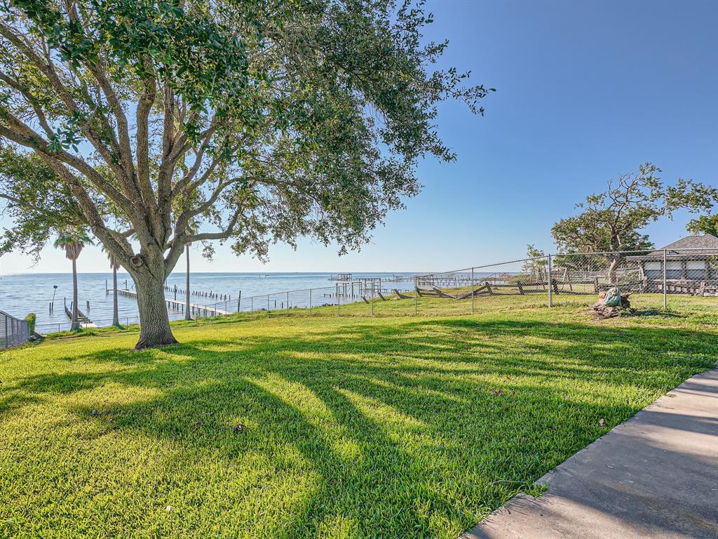 9606 Ocean Dr, Beach City, TX 77523