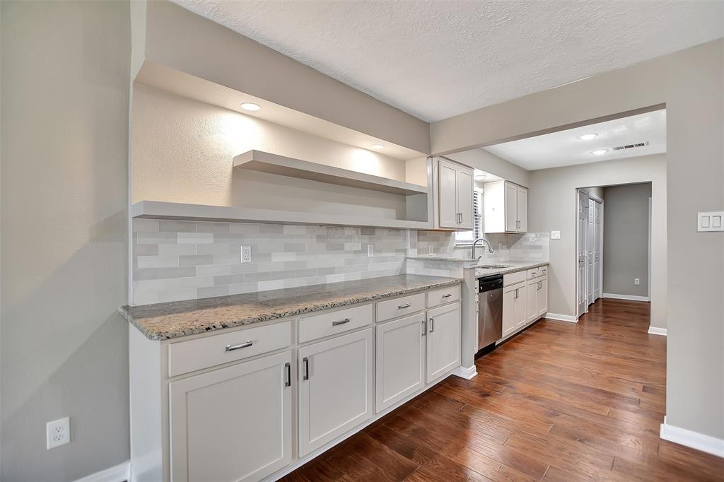 58 Hideaway Dr, Friendswood, TX 77546