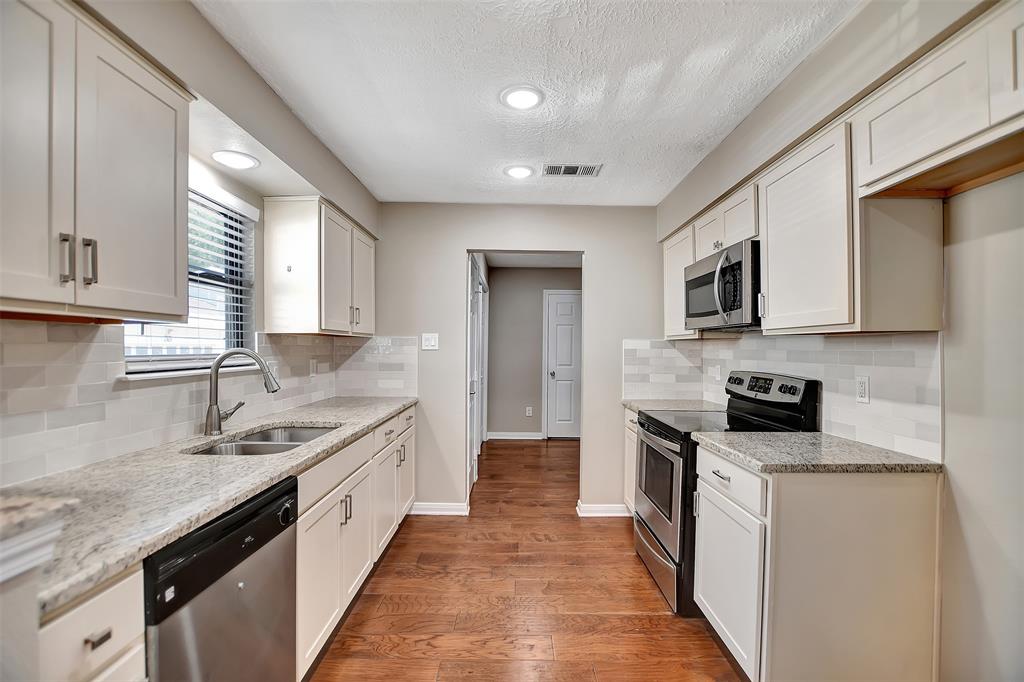 58 Hideaway Dr, Friendswood, TX 77546