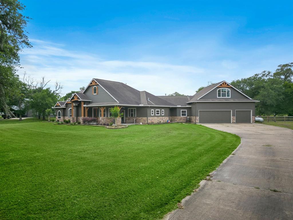 21711 Chenango Lake Dr, Angleton, TX 77515