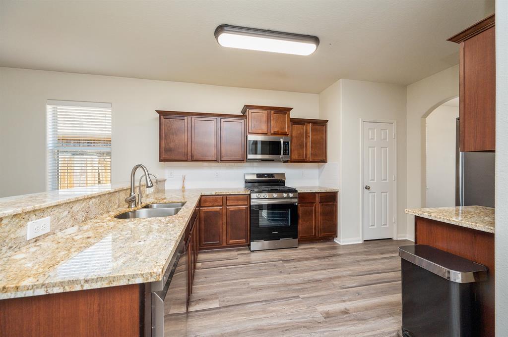 774 Grassy Knoll Ln, La Marque, TX 77568