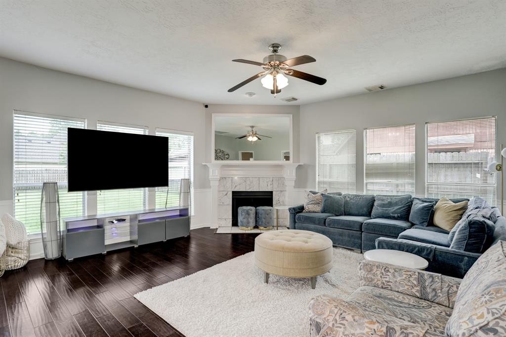 1611 Falcon Ridge Blvd, Friendswood, TX 77546