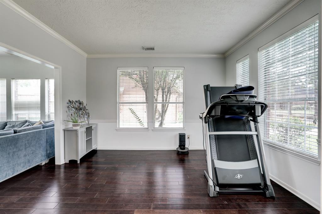 1611 Falcon Ridge Blvd, Friendswood, TX 77546