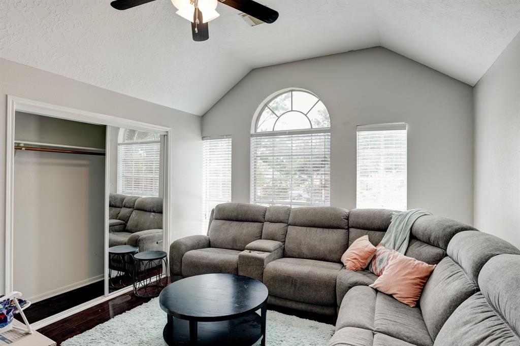 1611 Falcon Ridge Blvd, Friendswood, TX 77546