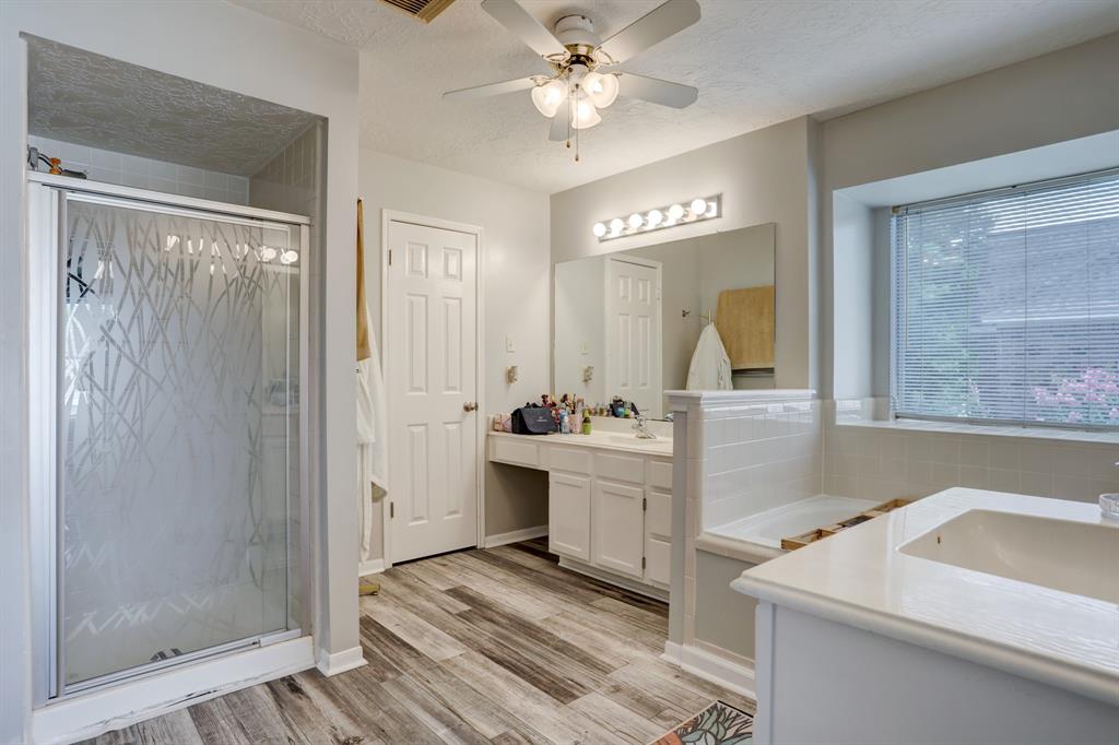 1611 Falcon Ridge Blvd, Friendswood, TX 77546