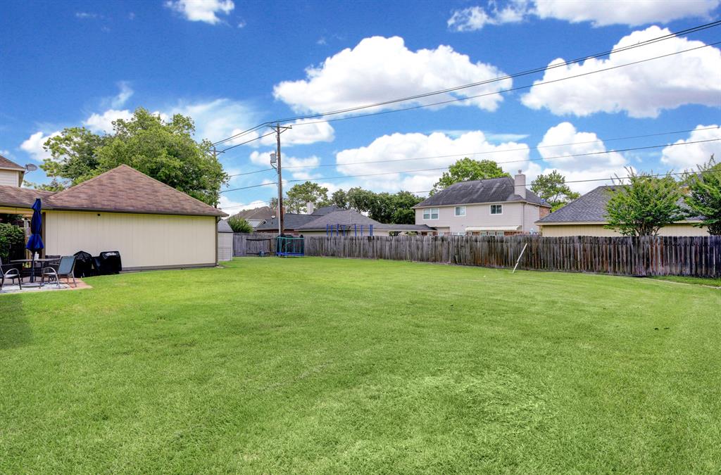 1611 Falcon Ridge Blvd, Friendswood, TX 77546