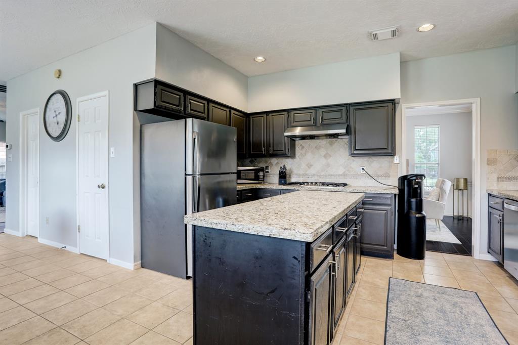 1611 Falcon Ridge Blvd, Friendswood, TX 77546