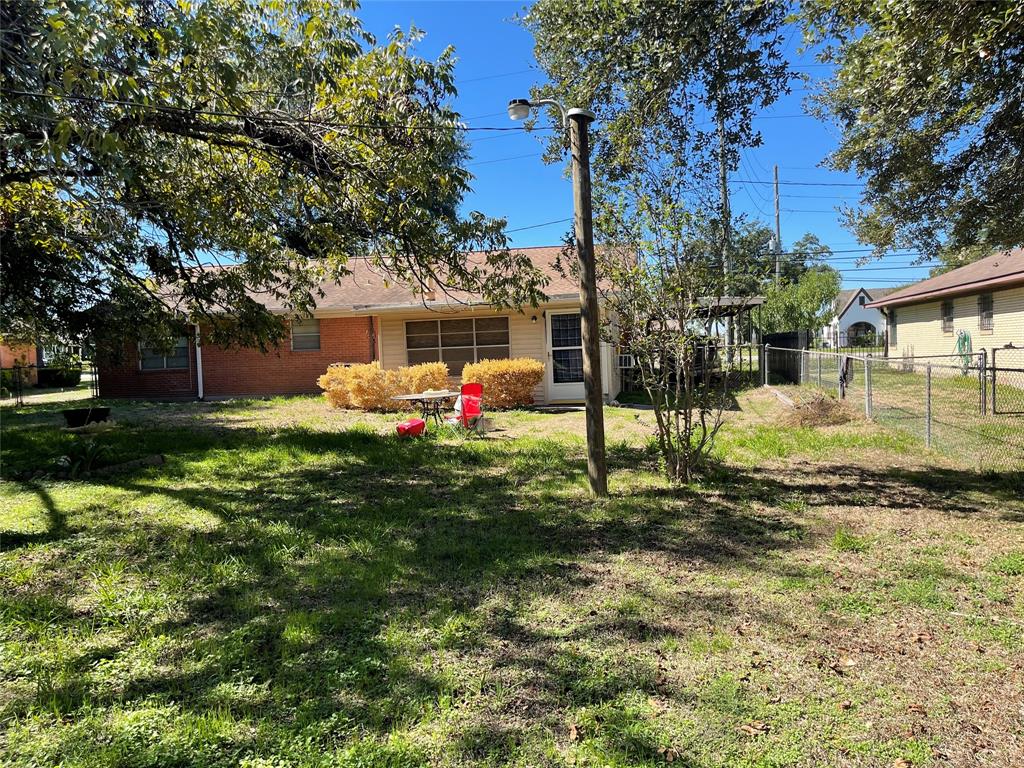 909 N Meyer St, Sealy, TX 77474