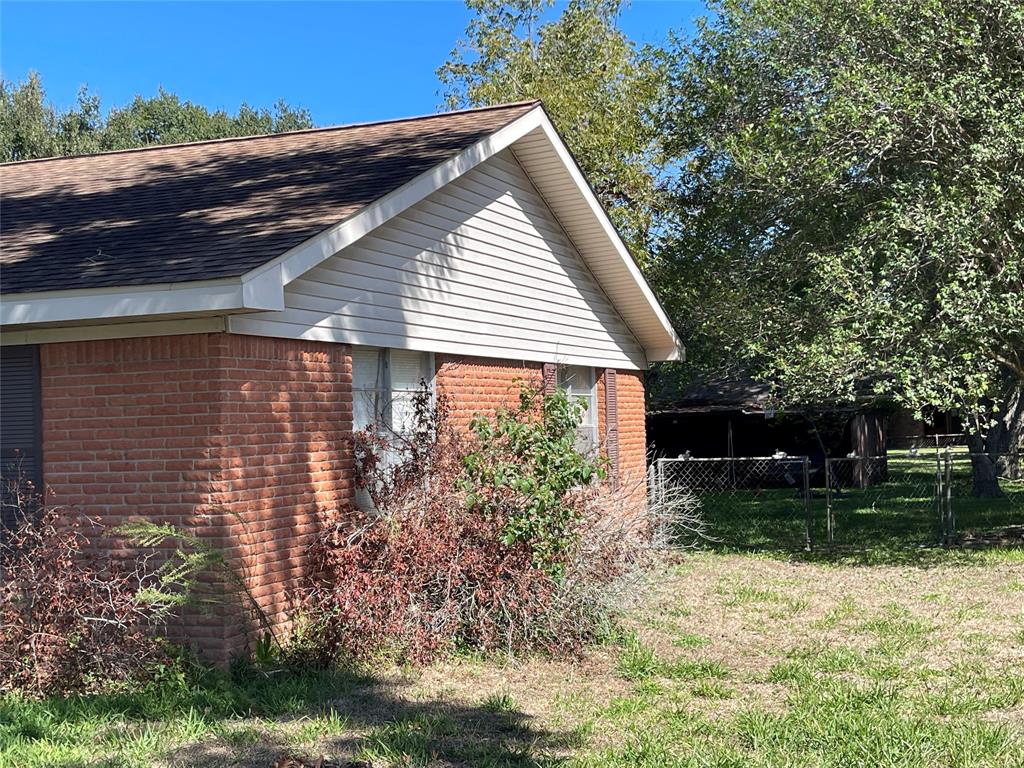 909 N Meyer St, Sealy, TX 77474