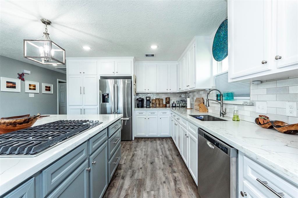 2114 Cove Park Dr, Kemah, TX 77565