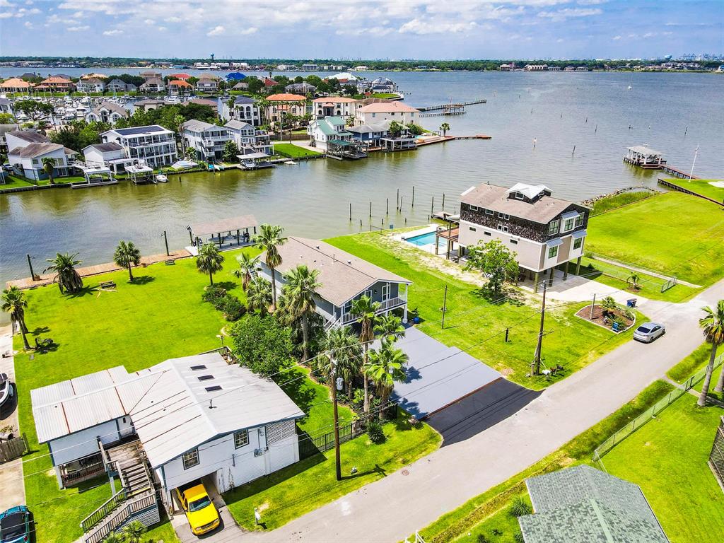 2114 Cove Park Dr, Kemah, TX 77565