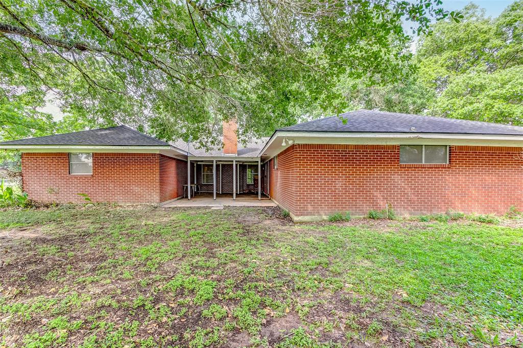 1416 Woody Ln, Sealy, TX 77474