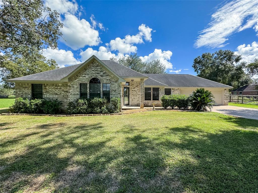 437 Mill Road, Angleton, TX 77515