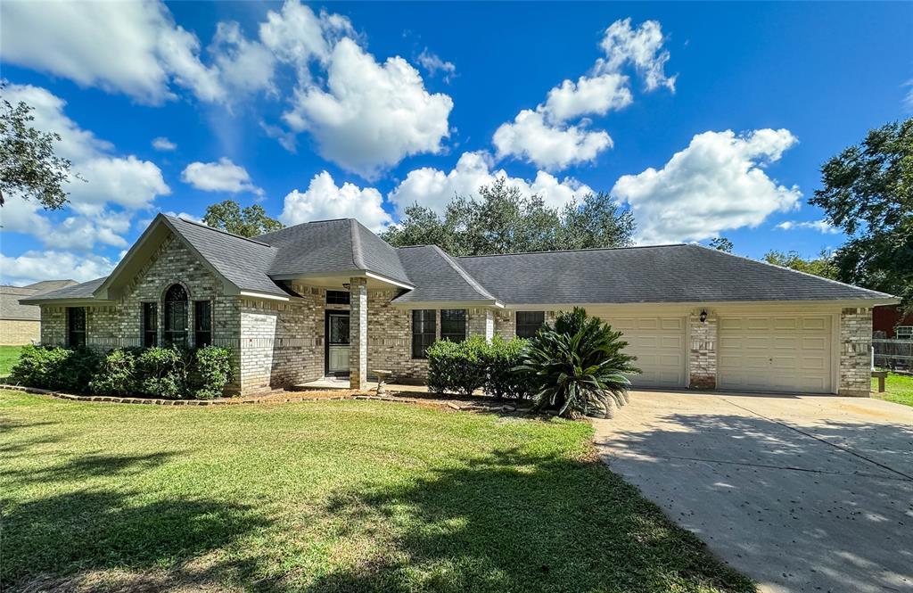 437 Mill Road, Angleton, TX 77515