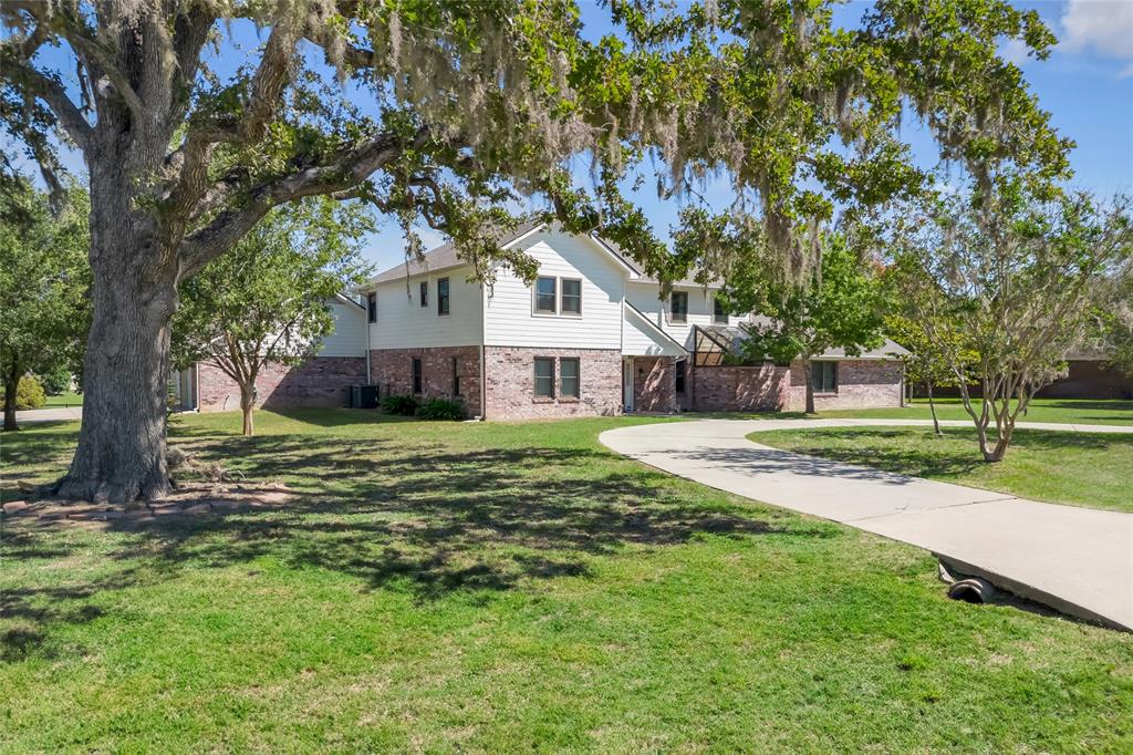 3011 Willow Oak Ln, Sealy, TX 77474
