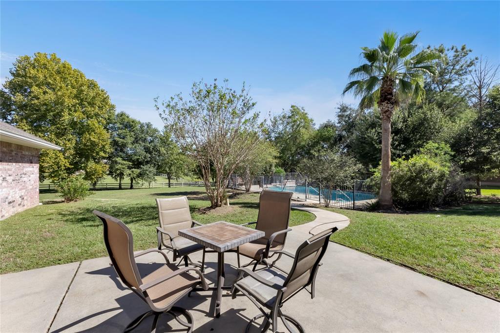 3011 Willow Oak Ln, Sealy, TX 77474