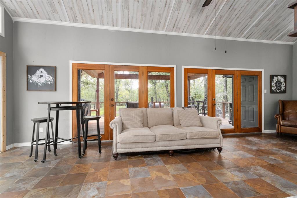 636 Piney Creek Rd, Bellville, TX 77418