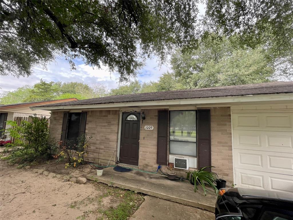 For Sale 1009 Otell Street, El Campo, TX 77437 3 Beds / 1 Full Bath