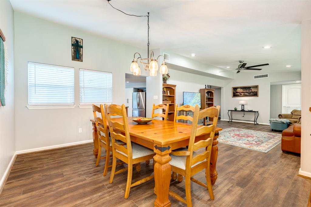 314 Oak Dr, Lake Jackson, TX 77566