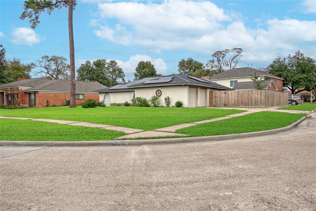 242 Ballantrae Ln, Houston, TX 77015