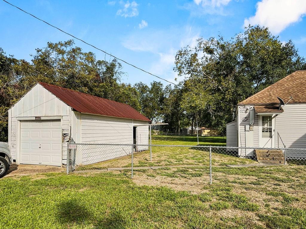 503 E Orange St, Angleton, TX 77515