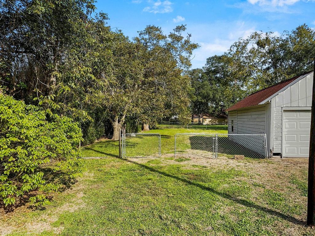 503 E Orange St, Angleton, TX 77515