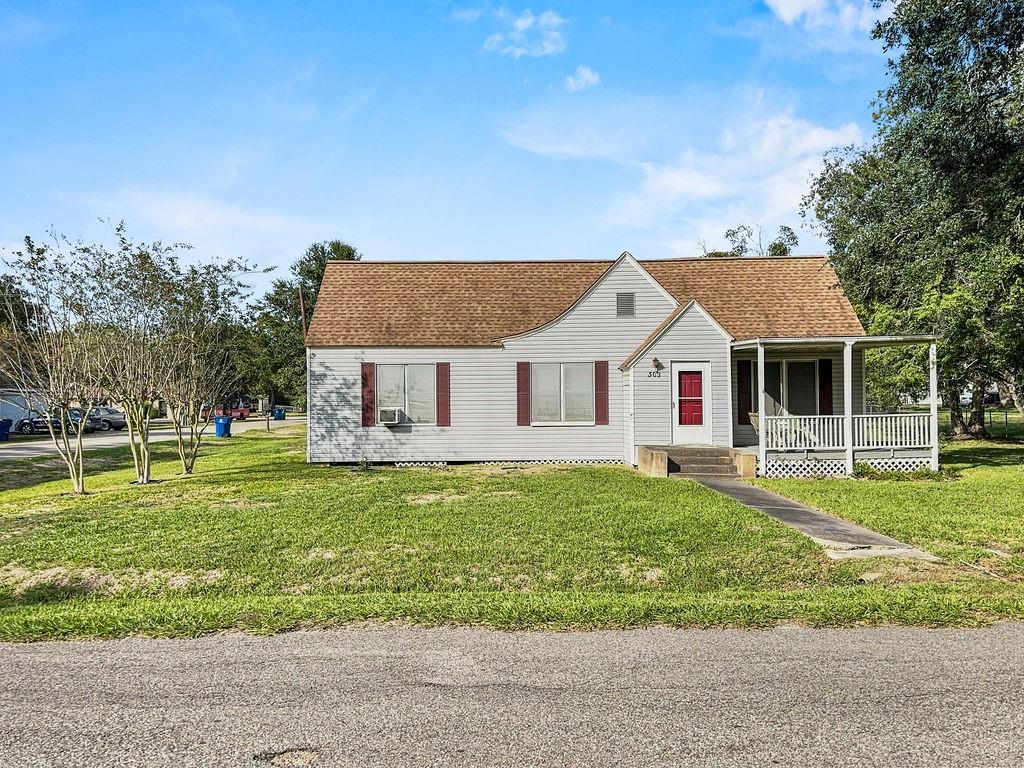 503 E Orange St, Angleton, TX 77515