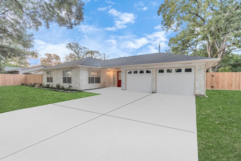 4221 5th St W, Brookshire, TX 77423