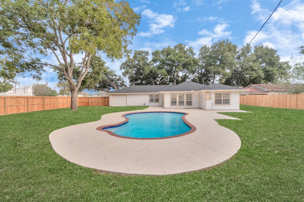 4221 5th St W, Brookshire, TX 77423