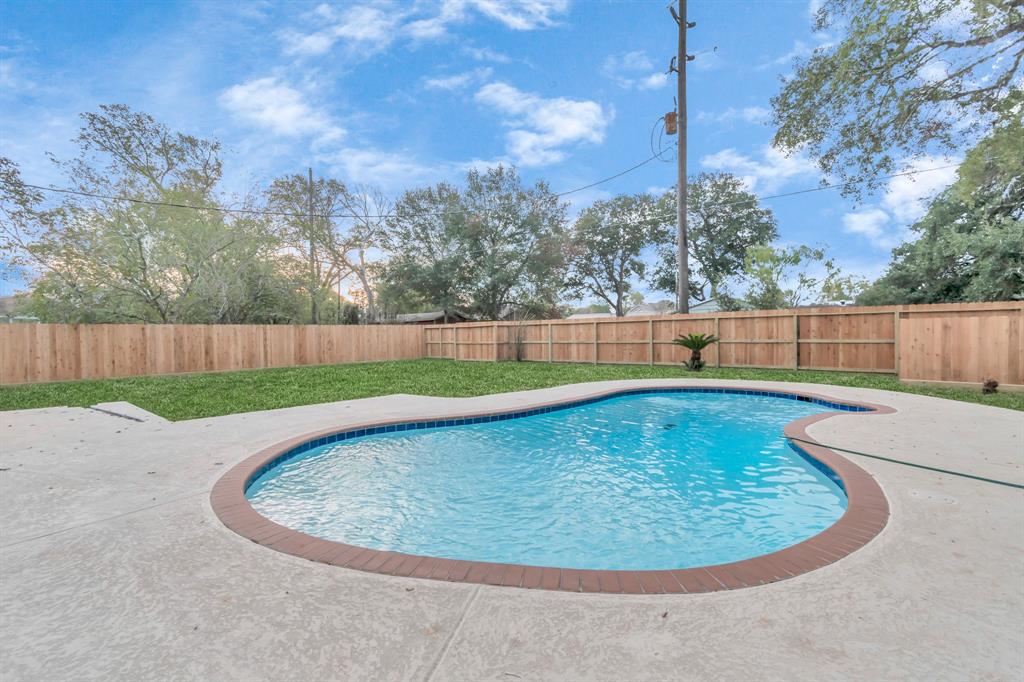 4221 5th St W, Brookshire, TX 77423