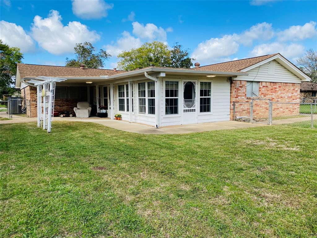 718 Oyster Creek Dr, Richwood, TX 77531