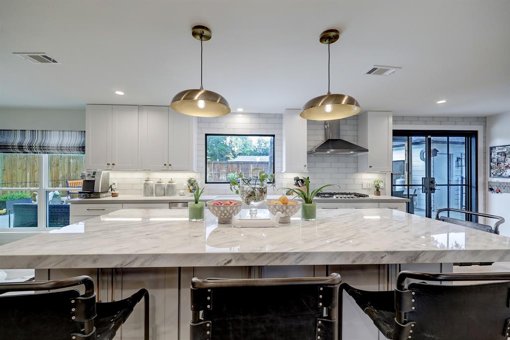 4826 Bayou Vista Dr, Houston, TX 77091