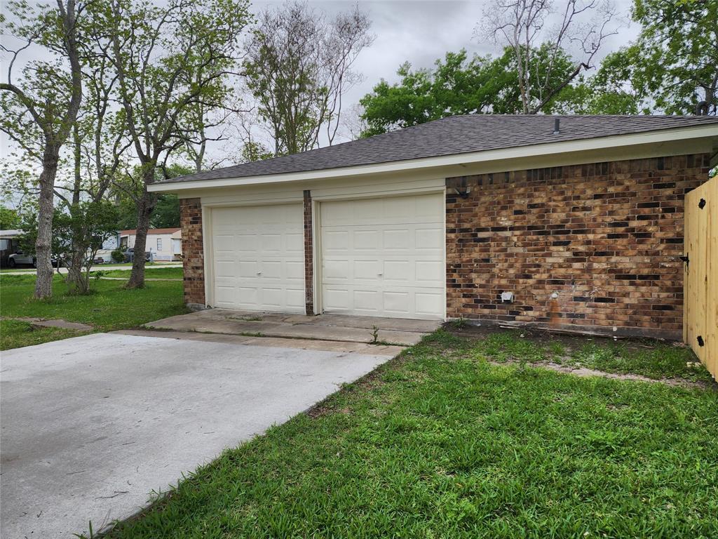 4533 29th St, Dickinson, TX 77539